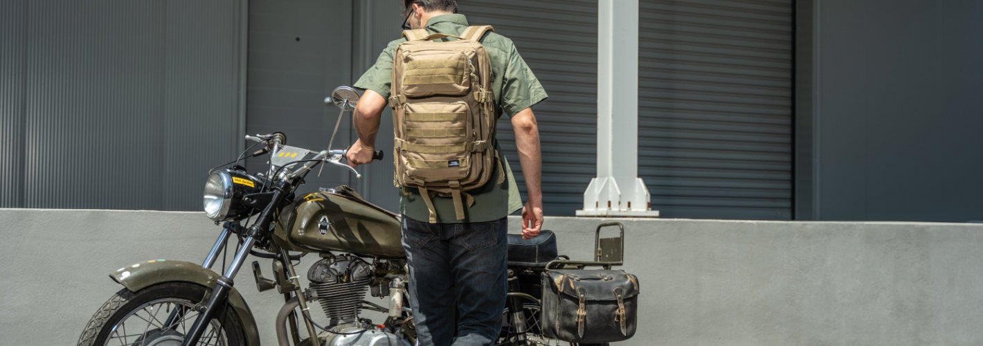 Vyras su coyote spalvos MOLLE kuprine